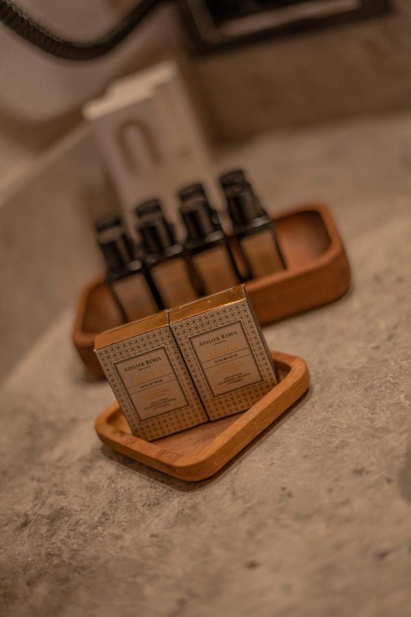 Han 1772 Hotel Стамбул Экстерьер фото A selection of toiletries
